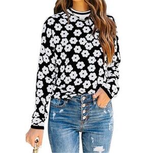 Pretty Garden Black and White Floral Womens Sweater. Size Large